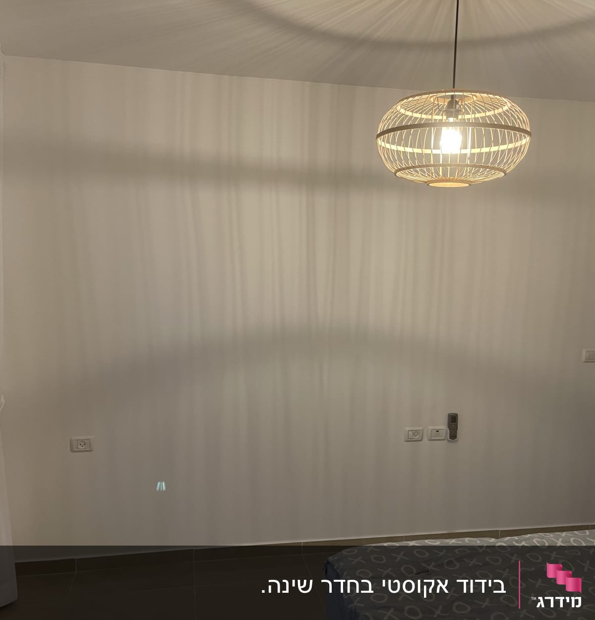 קיר גבס עם שקעי חשמל ומתגים